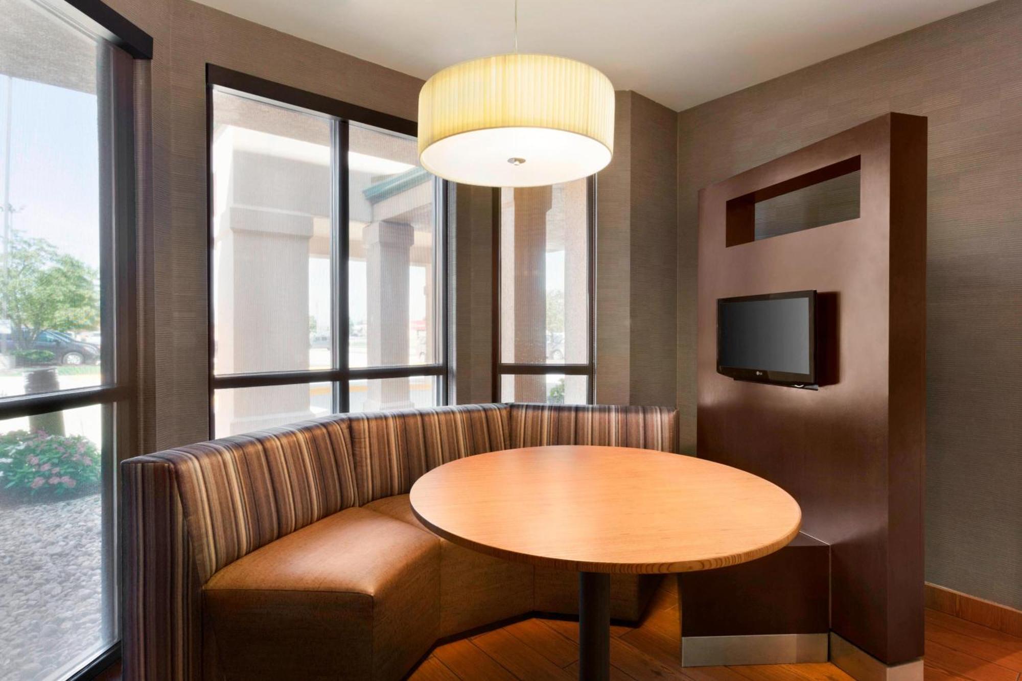 Courtyard By Marriott Bloomington Normal Hotel Bagian luar foto