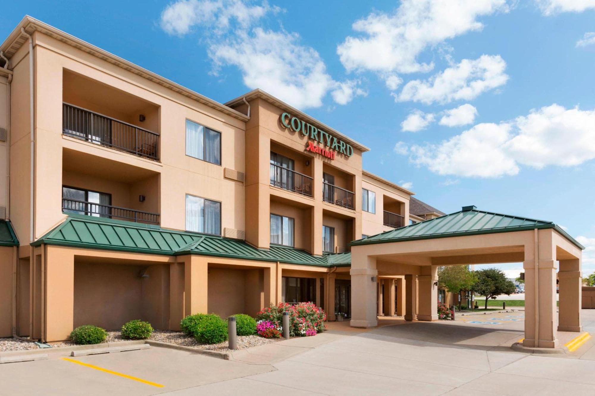 Courtyard By Marriott Bloomington Normal Hotel Bagian luar foto