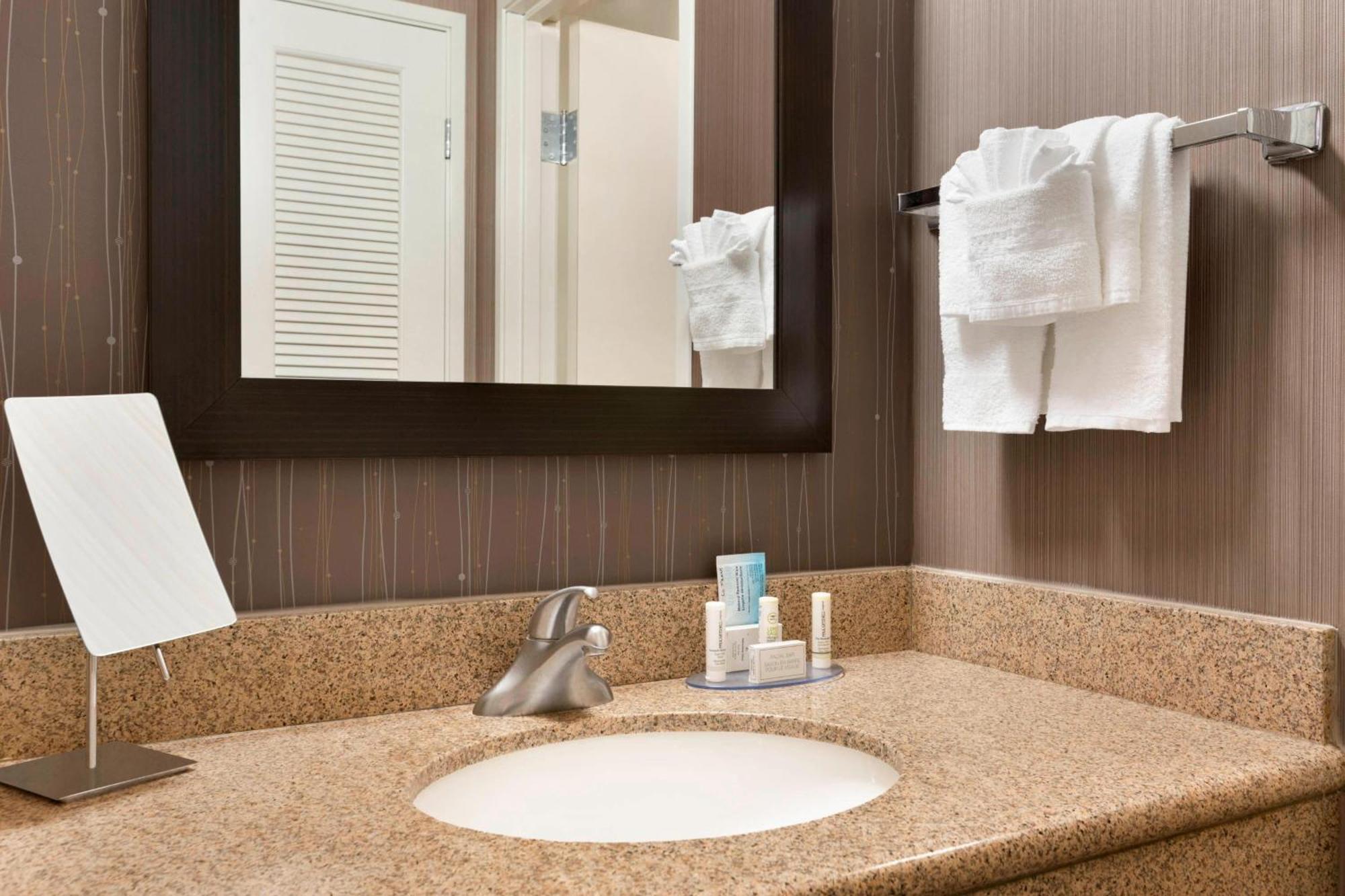 Courtyard By Marriott Bloomington Normal Hotel Bagian luar foto