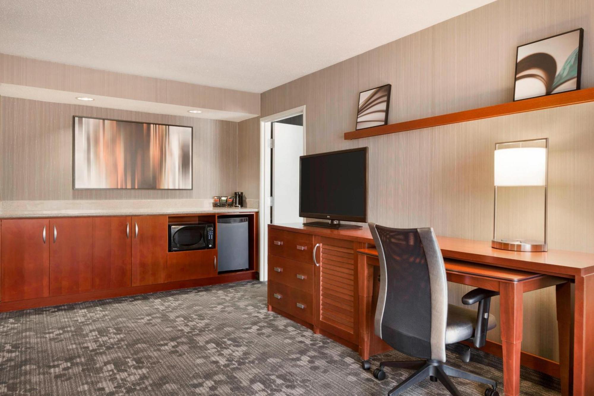 Courtyard By Marriott Bloomington Normal Hotel Bagian luar foto