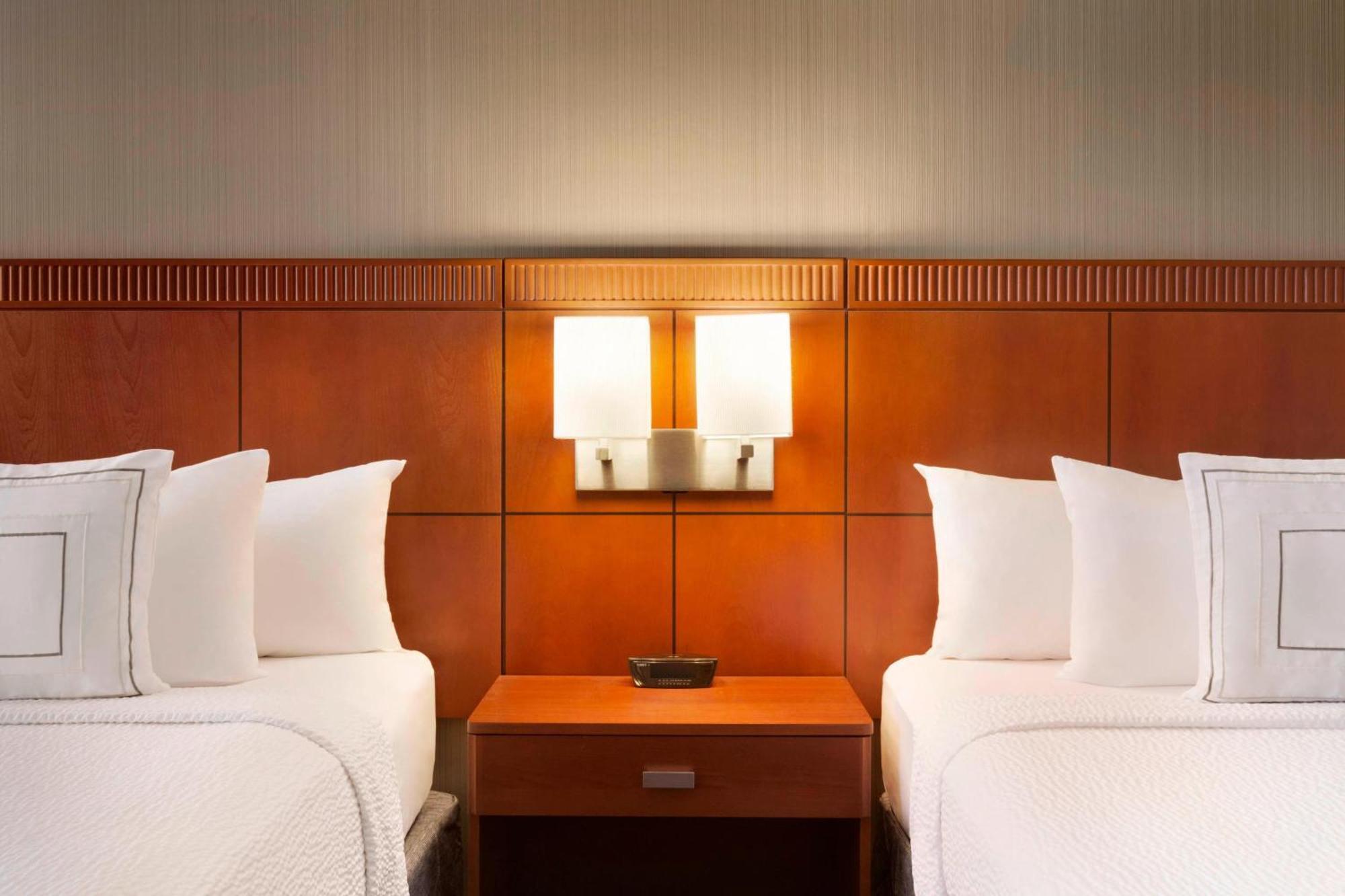 Courtyard By Marriott Bloomington Normal Hotel Bagian luar foto