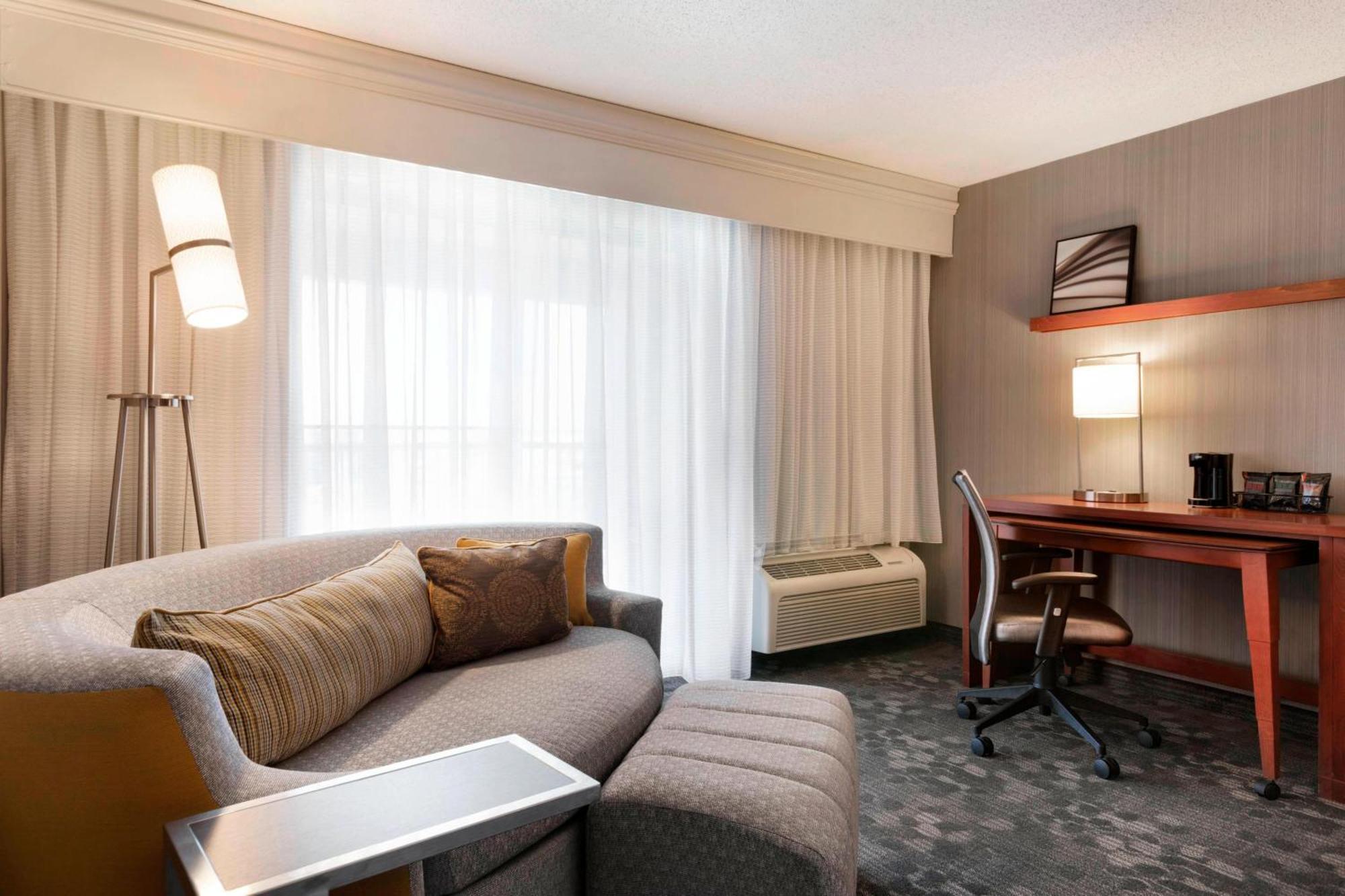 Courtyard By Marriott Bloomington Normal Hotel Bagian luar foto