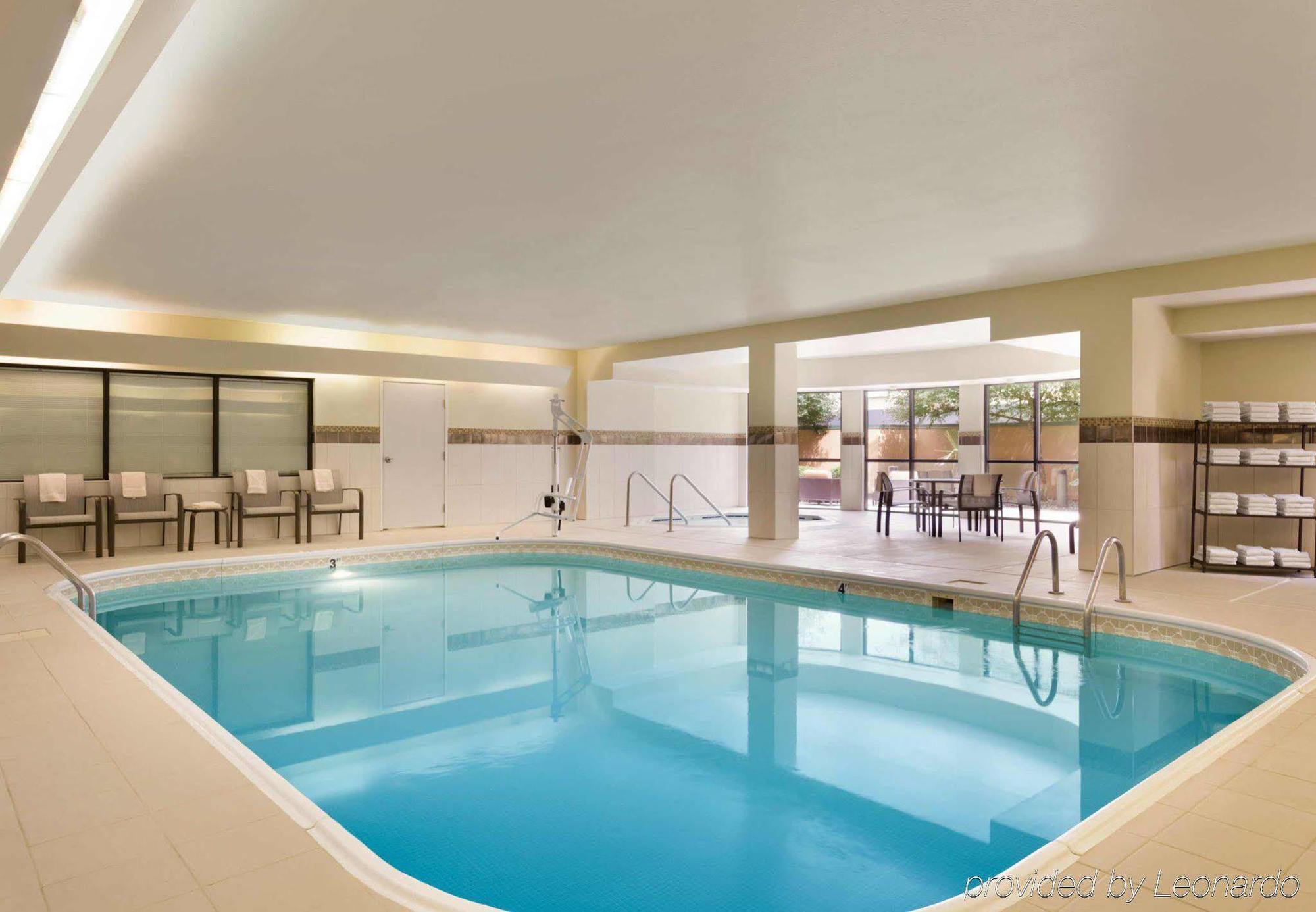 Courtyard By Marriott Bloomington Normal Hotel Bagian luar foto