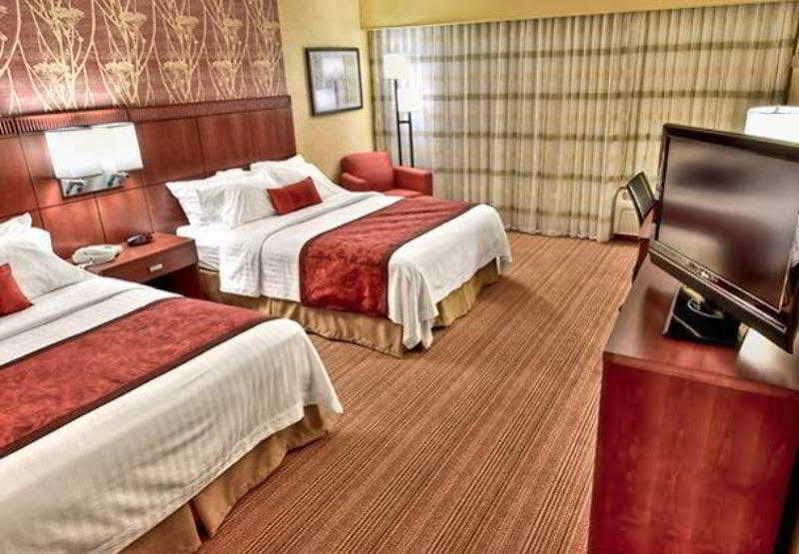 Courtyard By Marriott Bloomington Normal Hotel Bagian luar foto